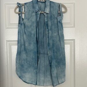 DO+BE Light Blue Sleeveless Button Down Shirt